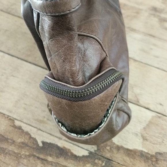 Brown vegan leather tote w pockets - Picture 2 of 6
